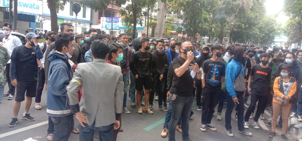 Ratusan pedagang ponsel di Bandung Elecktronik center (BEC) ikut turun ke jalan menolak PPKM Darurat diperpanjang.