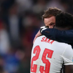 Bukayo Saka mendapat pelukan hangat dari Pelatih Gareth Southgate. Foto: @arsenal