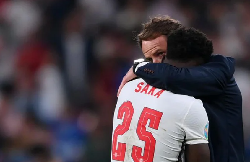 Bukayo Saka mendapat pelukan hangat dari Pelatih Gareth Southgate. Foto: @arsenal