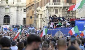 Parade juara Timnas Italia yang berlangsung di kota Roma. Foto: (Footballl Italia)