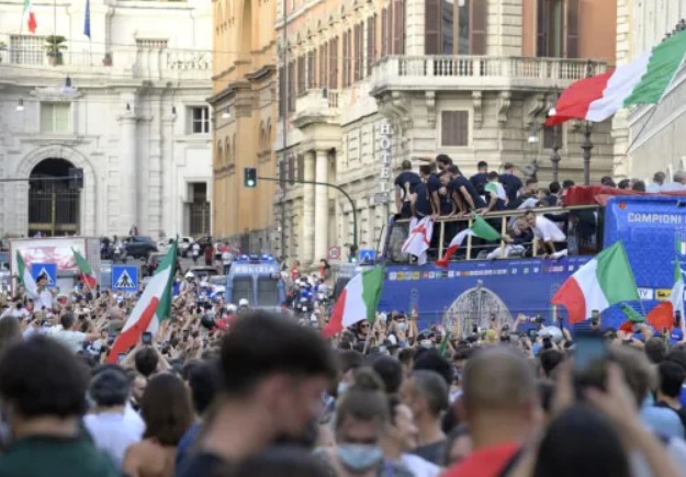 Parade juara Timnas Italia yang berlangsung di kota Roma. Foto: (Footballl Italia)