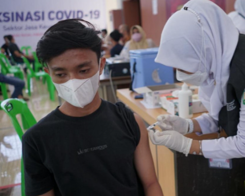 ILUSTRASI: Seorang warga melakukan vaksinasi COVID-19 dosis pertama. (ANTARA/Khalis)