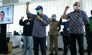 Wali Kota Bandung saat meninjau Vaksipelaksanaan n Summarecon Bandung