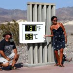 Wisatawan menunjukan suhu di Taman Nasional Death Valley pada yang mencapai suhu terpanas yang tercatat di Bumi setidaknya sejak 1913, (Foto: Mario Tama/Getty Images)