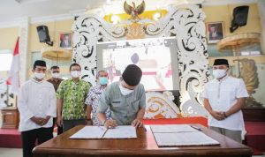 Bupati Kabupaten Bandung Dadang Supriatna menandatangani peningkatan Indeks Desa Membangun (IDM)