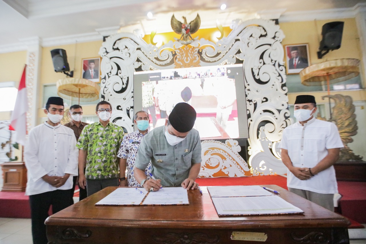 Bupati Kabupaten Bandung Dadang Supriatna menandatangani peningkatan Indeks Desa Membangun (IDM)