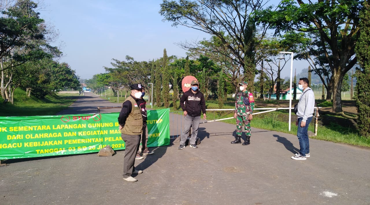 Tim Satgas Penahanan Covid-19 Kelurahan Padasuka Saat Melaksanakan Patroli PPKM Darurat