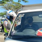 Anggota kepolisian jajaran Polres Sumedang saat lakukan pengecekan syarat melewati Pos Penyekatan PPKM Darurat di Parakanmuncang, Kecamatan Cimanggung, Kabupaten Sumedang pada Senin (5/7). (Yanuar Baswata/Jabar Ekspres)