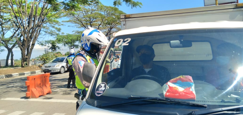 Anggota kepolisian jajaran Polres Sumedang saat lakukan pengecekan syarat melewati Pos Penyekatan PPKM Darurat di Parakanmuncang, Kecamatan Cimanggung, Kabupaten Sumedang pada Senin (5/7). (Yanuar Baswata/Jabar Ekspres)