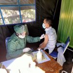 Saat proses vaksinasi dalam giat Gerai Vaksin Presisi di Puskesmas Sawah Lega, Desa Nagrog, Kecamatan Cicalengka, Kabupaten Bandung, Selasa (6/7).