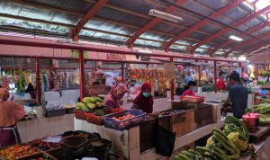 Hari Keempat PPKM Darurat Kondisi Pasar Tradisional masih terpantau sepi, Pasar Melong, Selasa (6/7).(Intan Aida/Jabar Ekspres)