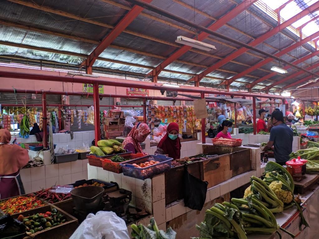Hari Keempat PPKM Darurat Kondisi Pasar Tradisional masih terpantau sepi, Pasar Melong, Selasa (6/7).(Intan Aida/Jabar Ekspres)