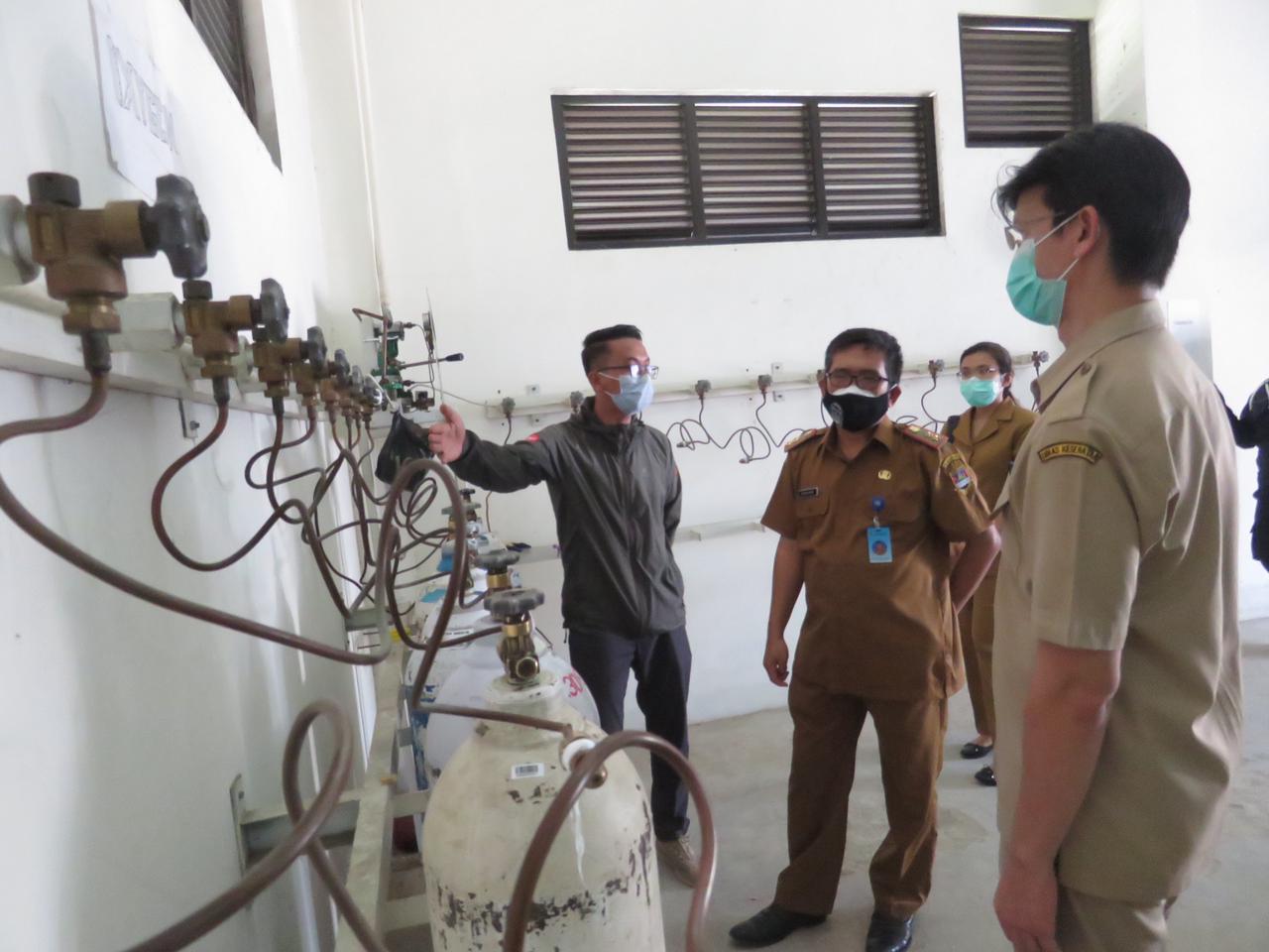 Kepala Dinas Kesehatan KBB mengecek alat generator oksigen di RSUD Cikalongwetan. (Ilustrasi)