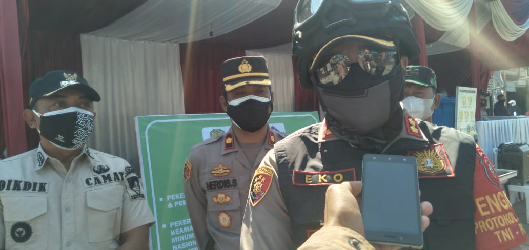 Kapolres Sumedang, AKBP Eko Prasetyo Rubbyanto (kanan) didampingi Kapolsek Cimanggung, Kompol Herdis Suhardiman (tengah) dan Camat Cimanggung, Dikdik Syeh Rizki (kiri) di Pos Penyekatan Parakanmuncang Kecamatan Cimanggung, Kamis (8/7). (Yanuar Baswata/Jabar Ekspres)