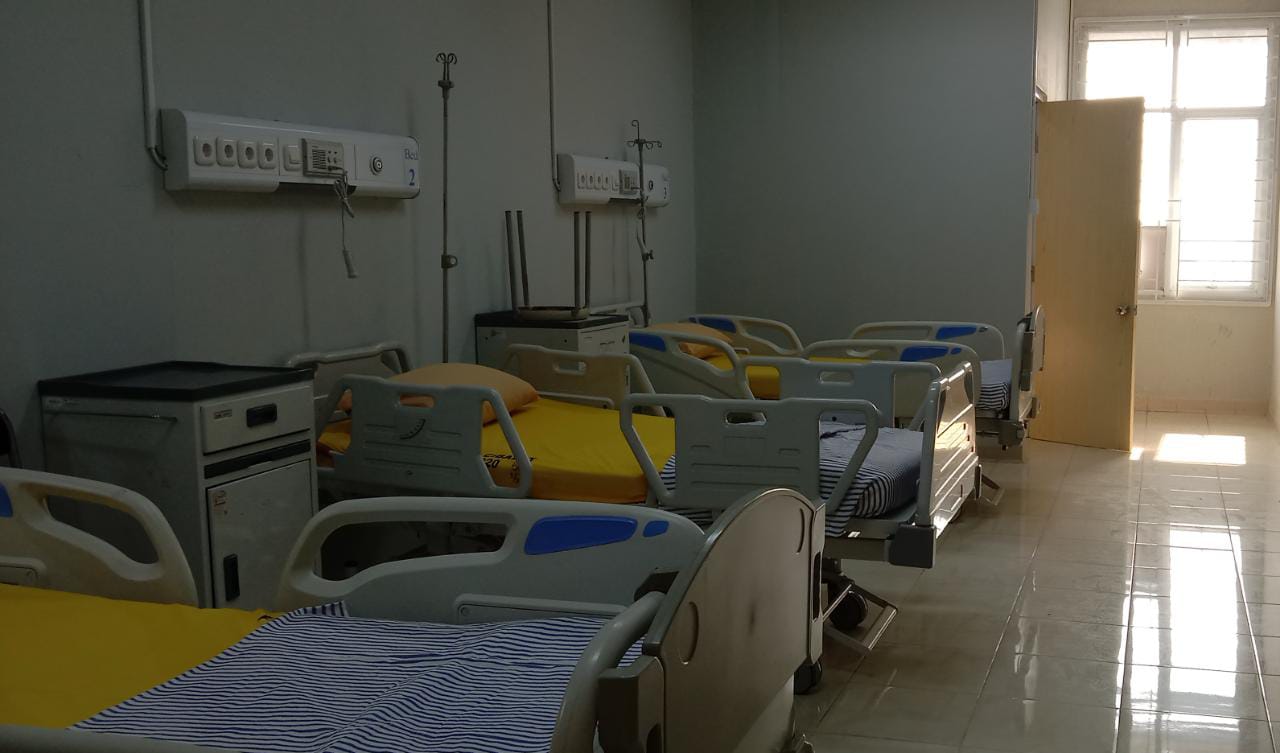 Salah satu ruang tempat tidur khusus pasien Covid-19 yang disediakan oleh RSUD Cibabat di Gedung D Lantai 6, Kamis (8/7). (Intan Aida/Jabar Ekspres)