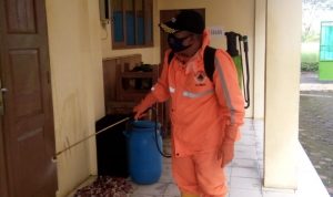 Kepala Desa Cilayung, Dedeng Saepurohman saat lakukan giat penyemprotan disinfektan rutin di Desa Cilayung, Kecamatan Jatinangor, Kabupaten Sumedang, Minggu (11/7).