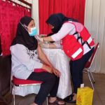Petugas PMI Kota Depok sedang melakukan vaksin kepada warga