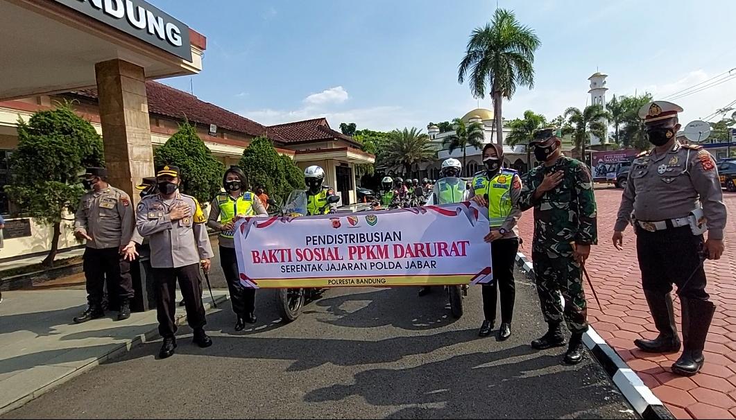 Polresta Bandung dan Kodim 0624/Kab. Bandung bagikan sembako 3000 paket, Jumat (16/7). (Yully S Yulianty/Jabar Ekspres)