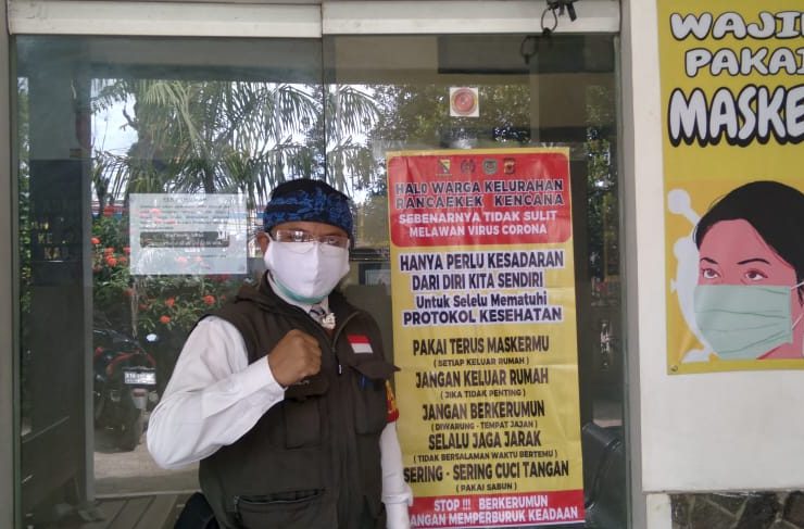 Lurah Rancaekek Kencana, Irwan Hardiansyah di kantor kelurahan usai giat penanganan Covid-19, Minggu (18/7). (Yanuar Baswata/Jabar Ekspres)