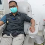 Wakil Wali Kota Depok, Imam Budi Hartono saat lakukan donor plasma (Diskominfo).