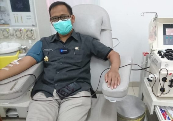 Wakil Wali Kota Depok, Imam Budi Hartono saat lakukan donor plasma (Diskominfo).