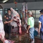 Pencacahan daging hewan kurban yang telah disembelih di Rumah Potong Hewan (RPH) Parongpong, KBB.