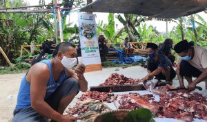 Warga Kampung Cirendeu RT 04 melaksanakan pemotongan hewan kurban dengan aturan prokes, Selasa (20/7). (Intan Aida/Jabar Ekspres)