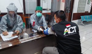 Salah satu relawan ACT Cimahi sedang di tahap screening sebelum melanjutkan tahap penyuntikan vaksinasi oleh nakes di Klinik Budi Luhur. (ACT Cimahi)