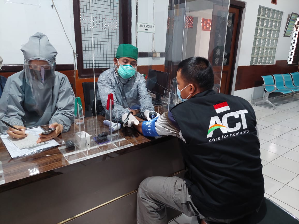 Salah satu relawan ACT Cimahi sedang di tahap screening sebelum melanjutkan tahap penyuntikan vaksinasi oleh nakes di Klinik Budi Luhur. (ACT Cimahi)