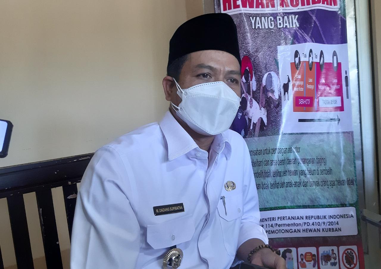 Bupati Bandung Dadang Supriatna saat diwawancara terkait OTT oknum ASN Disdik Kabupaten Bandung, Rabu (21/7). (Yully S Yulianty/Jabar Ekspres)