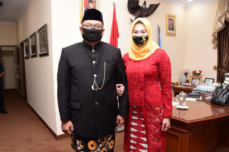 Eks Wakil Wali Kota Depok, Pradi Supriatna (kiri) saat pose bersama istri (Diskominfo).