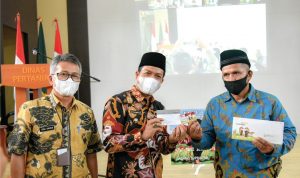 Bupati Bandung, Dadang Supriatna (tengah) dalam acara Mimbar Sarasehan Kontak Tani Nelayan Andalan (KTNA) dan Launching Kartu Tani di Aula Oryza Satyva Dinas Pertanian (Distan), Soreang, Kamis (22/7).