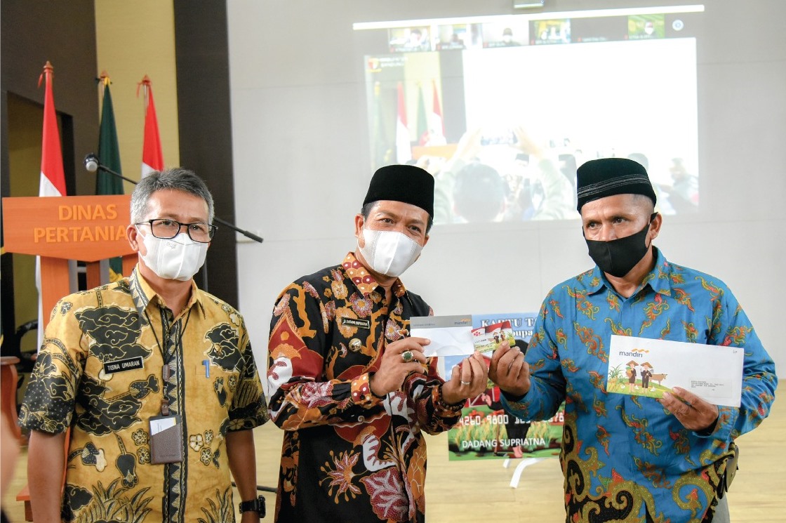 Bupati Bandung, Dadang Supriatna (tengah) dalam acara Mimbar Sarasehan Kontak Tani Nelayan Andalan (KTNA) dan Launching Kartu Tani di Aula Oryza Satyva Dinas Pertanian (Distan), Soreang, Kamis (22/7).