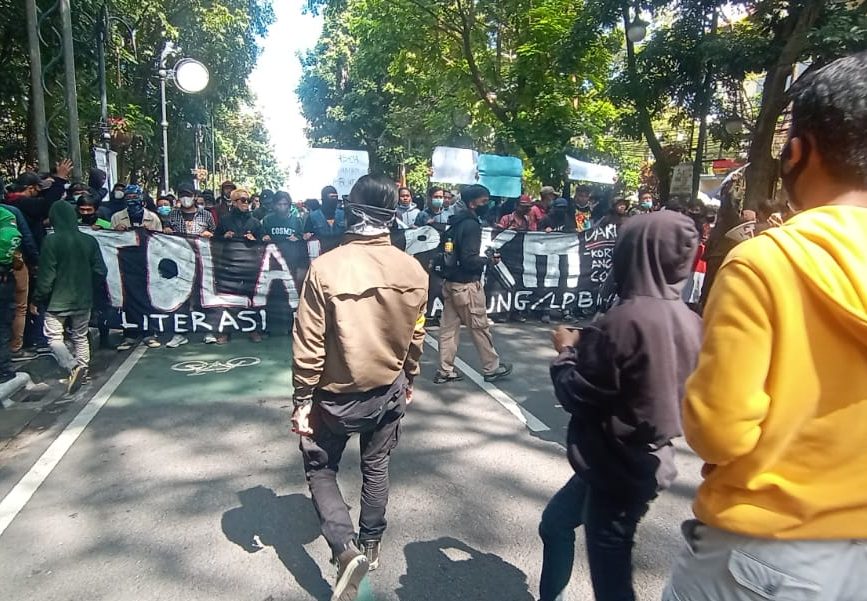DEMONSTRASI: Unjuk rasa tolak perpanjang PPKM Darurat di Kota Bandung, kemarin. (Sandi Nugraha/Jabar Ekspres)