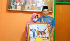 Asep Hidayat dan Siti Aisah, kedua orang tua Windi Cantika Aisah.