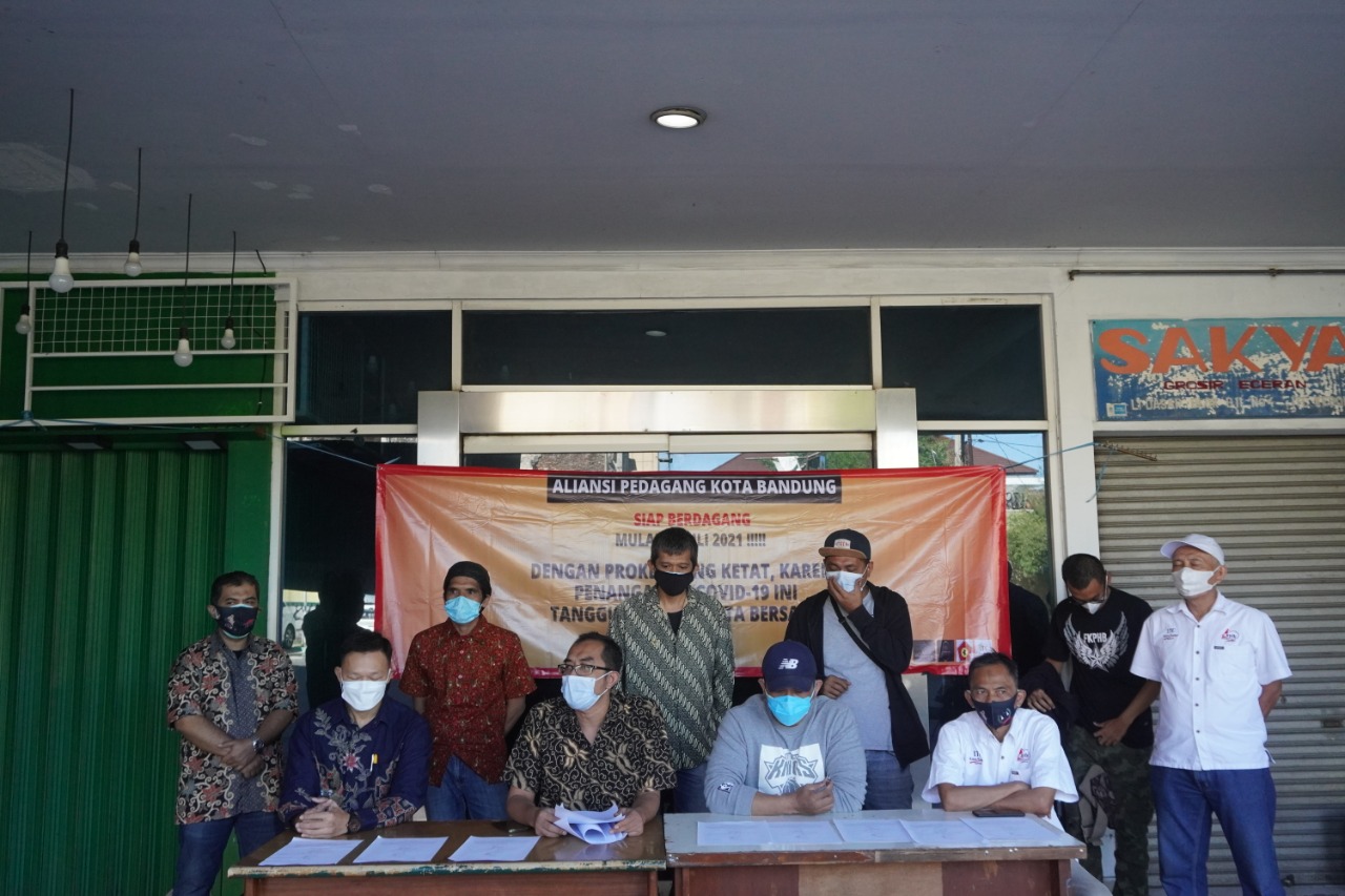Aliansi Pedagang Kota Bandung saat melaksanakan jumpa pers, Minggu (25/7).
