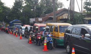 ILUSTRASI: Kendaraan mengular di sepanjang jalan Gatot Subroto, Cimahi.