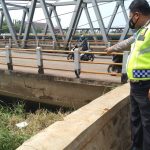 JEMBATAN DAYEUHKOLOT: Unit Lantas Polsek Dayeuhkolot memperlihatkan bagian retak di Jembatan Dayeuhkolot.