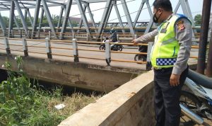 JEMBATAN DAYEUHKOLOT: Unit Lantas Polsek Dayeuhkolot memperlihatkan bagian retak di Jembatan Dayeuhkolot.