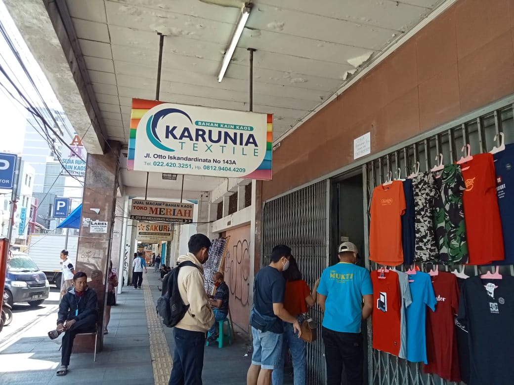 ANTRE: Sejumlah pelanggan mengantre di toko tekstil, Jl. Otista, Kota Bandung.