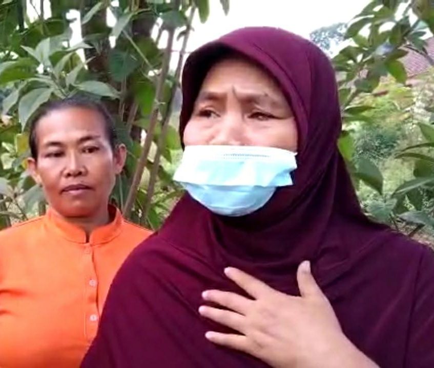 Korban terdampak longsor, warga Desa Cihanjuang, Kecamatan Cimanggung, Kabupaten Sumedang, Ade, 48 (kanan) pada Senin (26/7).