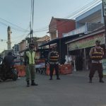 Polisi dan Linmas bekerjasama menjaga penyekatan di Jalan Haji Darham, akses jalan menuju Alun-alun Cicalengka, Senin (26/7). (Yanuar Baswata/Jabar Ekspres)