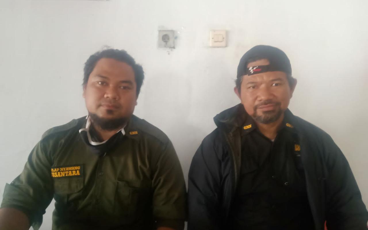 Pendiri sekaligus Pembina Gelap Nyawang Nusantara, Asep Riyadi (kanan) bersama Ketua Gelap Nyawang Nusantara, Anwar Hidayat Wijaya (kiri) di Sabusu, Jatinangor pada Selasa (27/7).