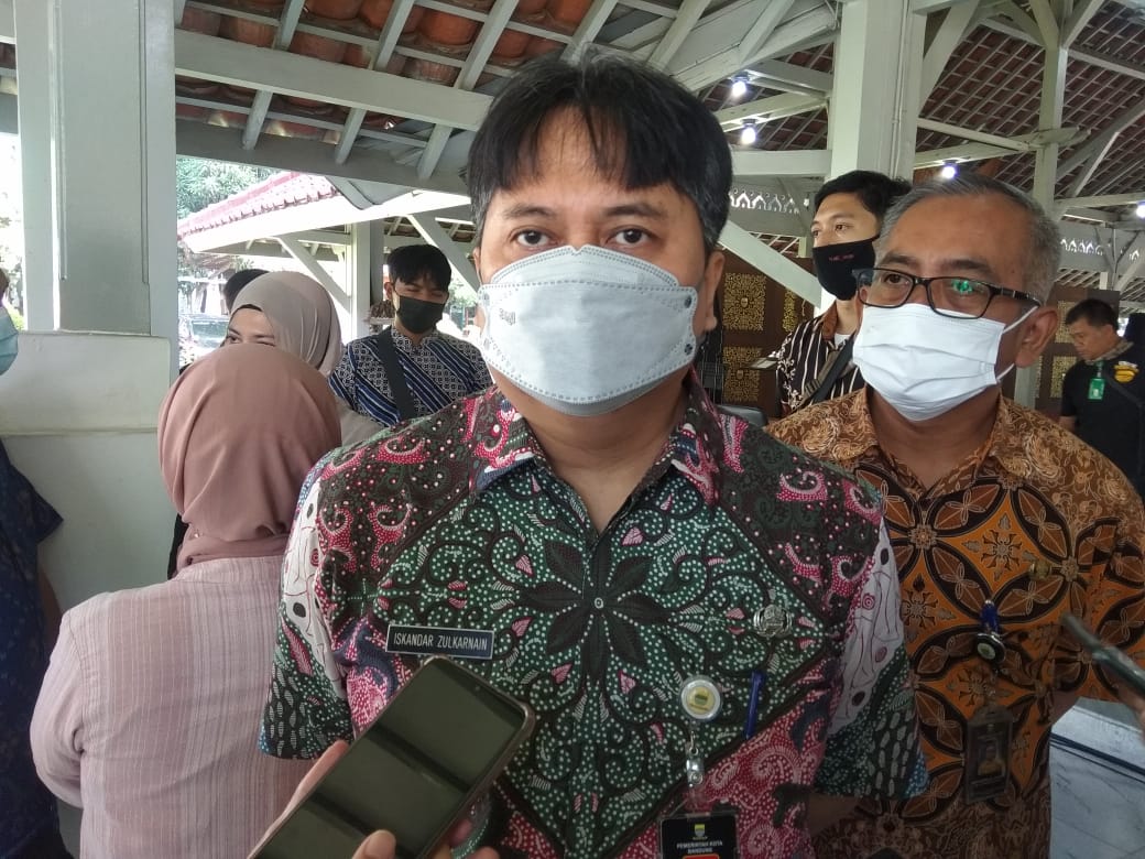 Kepala Bapenda Kota Bandung, Iskandar Zulkarnain ketika diwawacara media di pendopo Kota Bandung