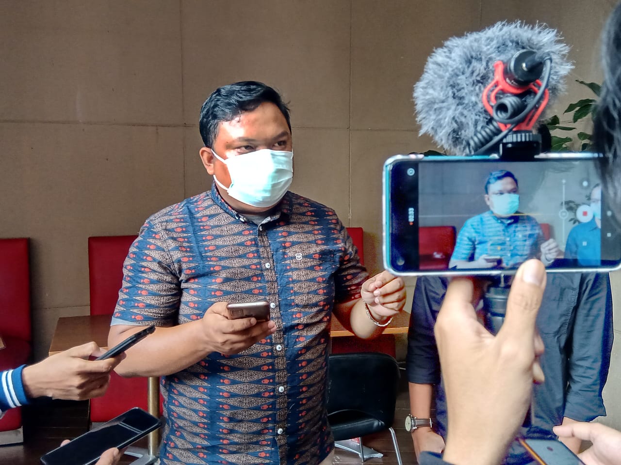 Ketua Alumni Muda Universitas Padjadjaran Bandung Fuad Rinaldi Saat ditemui Wartawan, Kamis(1/7). Foto : Boy Darmawan / Jabar Ekspres.