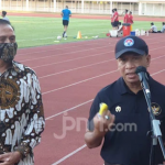 Menpora Zainudin Amali (kanan) saat memantau latihan Timnas Indonesia bersama Ketum PSSI M Iriawan. Foto: Amjad/JPNN