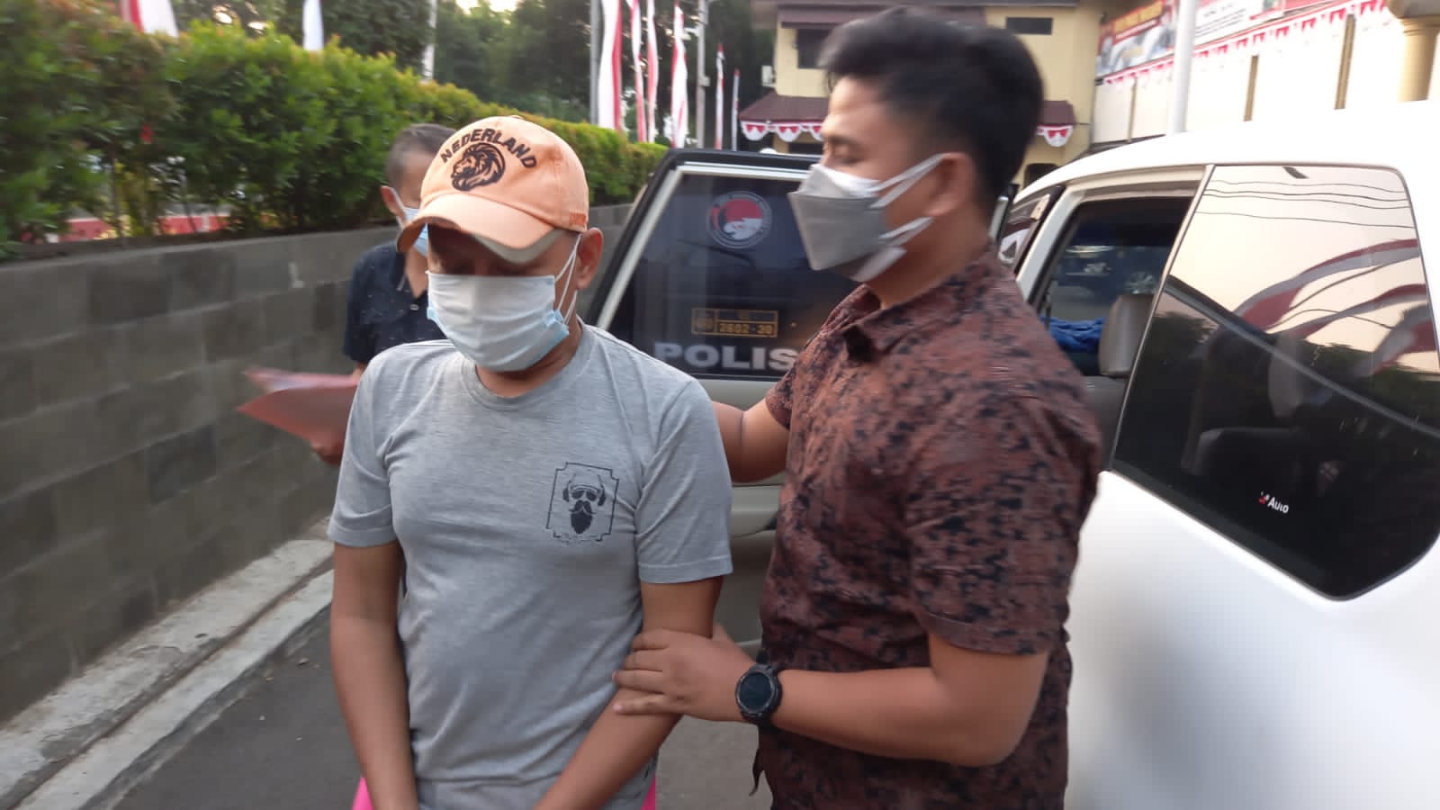 pelaku pencabulan terhadap anak di bawah umur saat digelandang ke Mapolres Metro Jakarta Barat