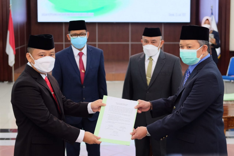Sekda Kota Depok terpilih, Supian Suri (kiri) saat serah terima jabatan dari Pjs Sekda sebelumnya di gedung Balai Kota Depok (Diskominfo)