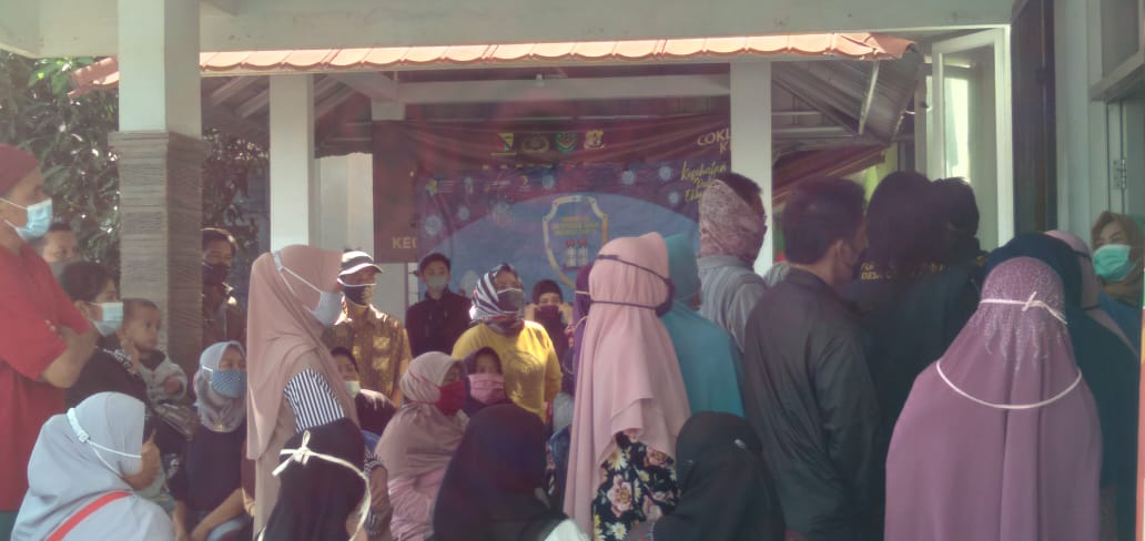 Kerumunan warga Desa Cikuya saat hendak mengikuti program vaksinasi di Desa Cikuya, Kecamatan Cicalengka, Kabupaten Bandung pada Kamis (8/7). (Yanuar Baswata/Jabar Ekspres)