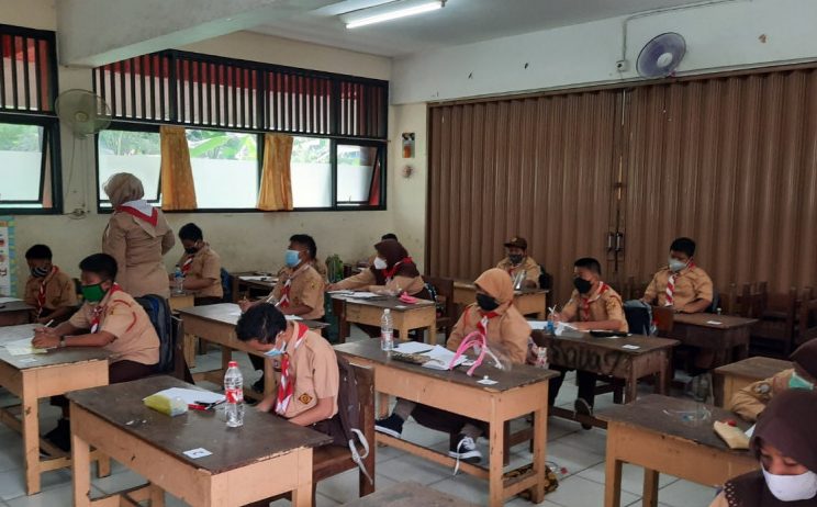 Suasana ruang kelas saat uji coba pembelajaran tatap muka di SDN Cipinang Melayu 8, Jakarta, Rabu (7/4/2021). ANTARA/Yogi Rachman